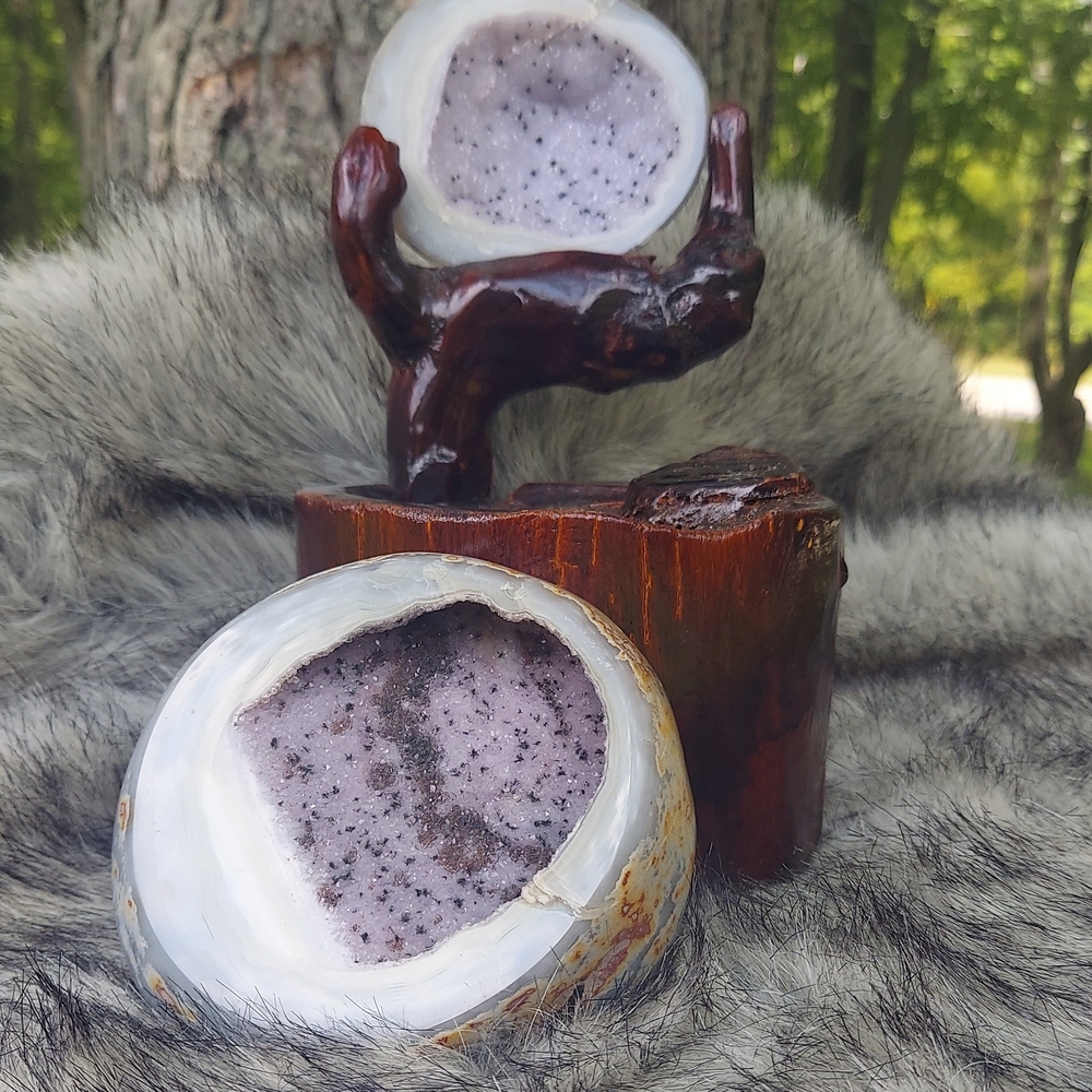 Elegant Geode Sculpture with Amethyst Accents